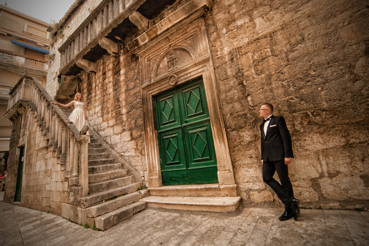 Plener ślubny w Chorwacji - schody na starym mieście w Szybeniku