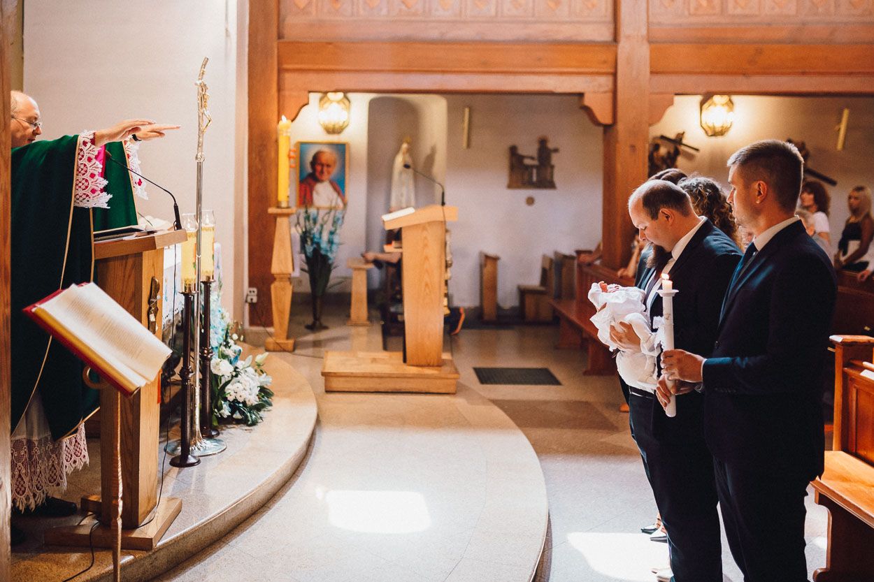 Zdjęcia z chrztu - Rodzice w kościele na chrzcie świętym