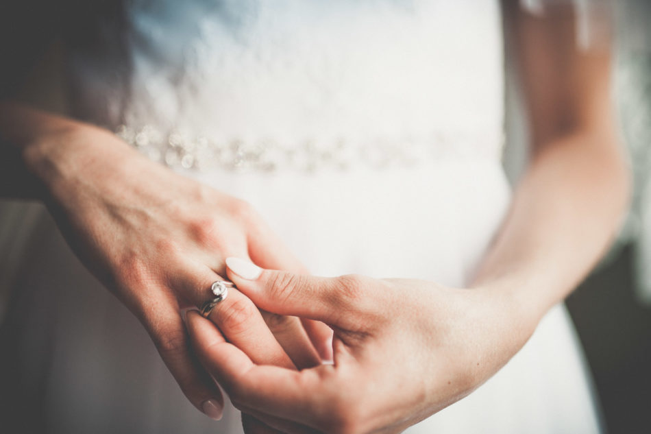 Przygotowania ślubne Pani Młodej w Pleszewie pierścionek zaręczynowy