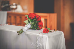 Detale ślubne bukiet kwiatów na klęczniku w trakcie ślubu