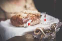 Detale ślubne kieliszki z wódką i chleb na powitanie Pary Młodej