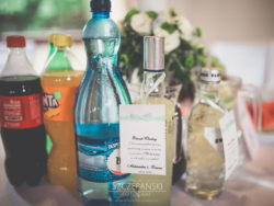 Detale ślubne napoje na stole weselnym