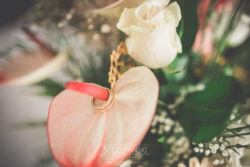 Detale ślubne obrączka na kwiatach