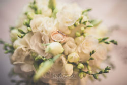 Detale ślubne biżuteria w kwiatach