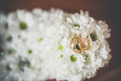 Detale ślubne obrączki ślubne w kwiatach