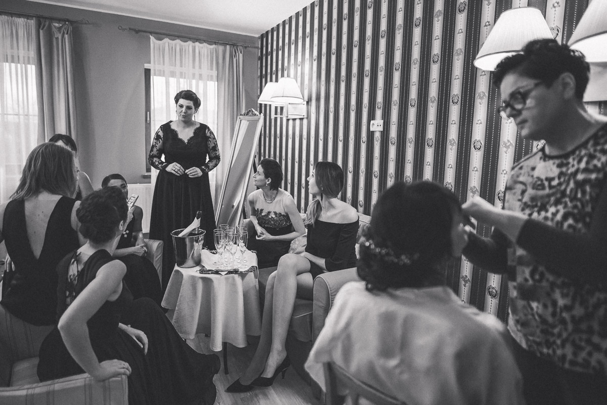 Pani młoda z podczas makijażu z koleżankami podczas przygotowań ślubnych w pokoju hotelu Dwór Korona Karkonoszy.