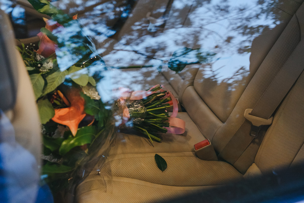 Bukiet kwiatów leżący w samochodzie.