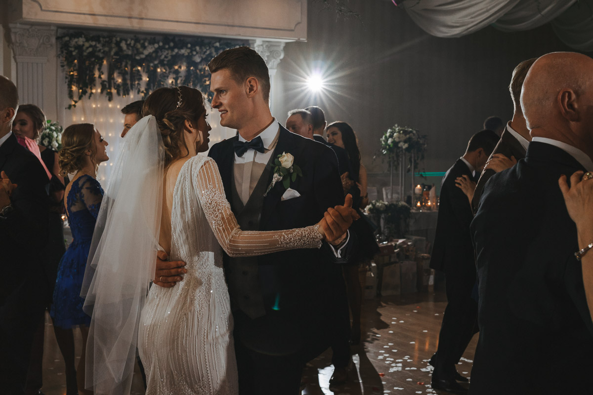 Tańcząca para młoda na sali weselnej w Hotelu Maxim Stawiszyn.