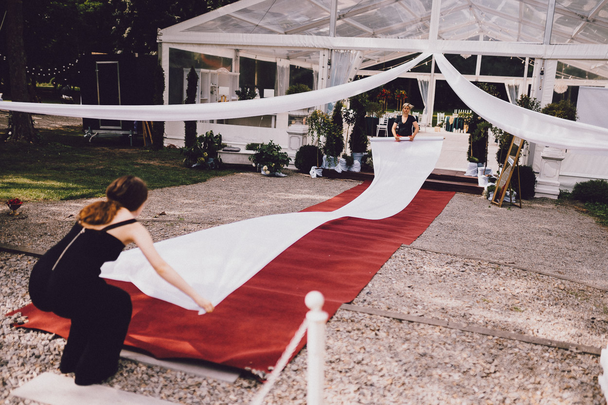 Rozwijanie dywanu przed namiotem weselnym