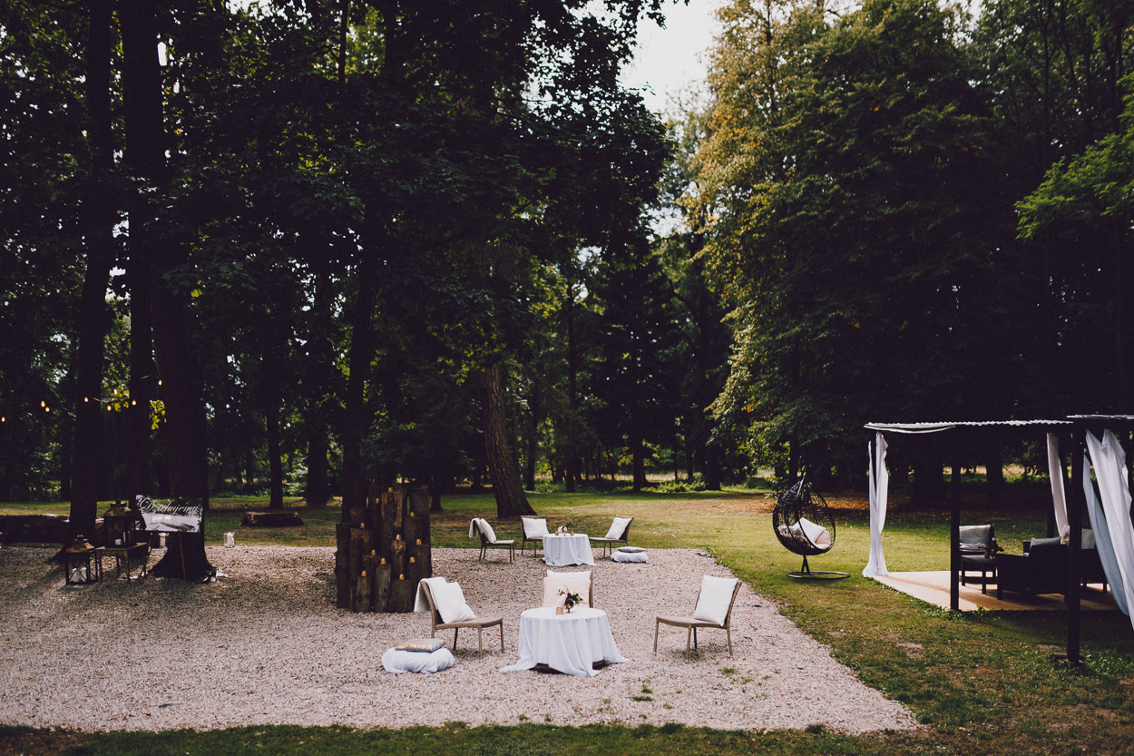 Krzesła i stoły w otoczeniu parku przy Pałacu Pstrokonie
