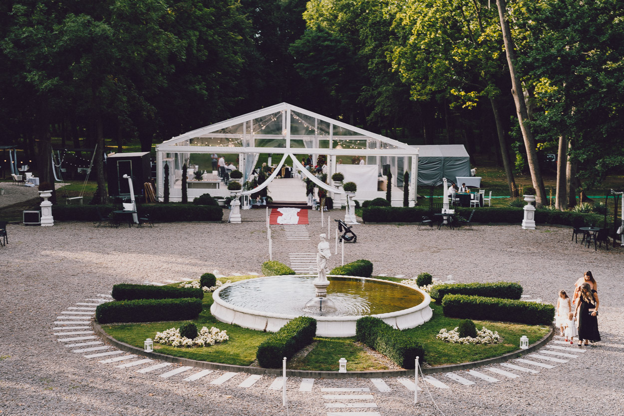 Namiot weselny oraz fontanna przez Pałacem Pstrokonie.