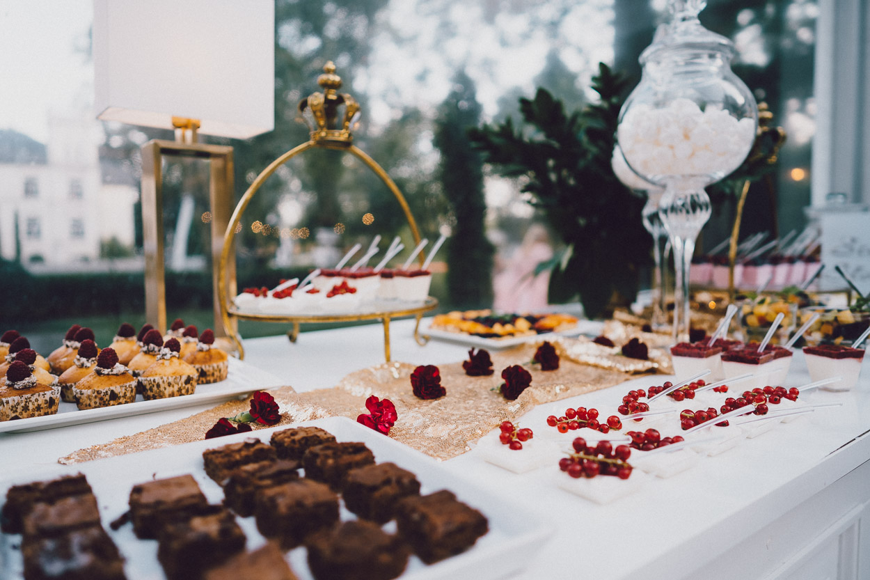 Słodki stół na przyjęciu weselnym w Pałacu Pstrokonie.