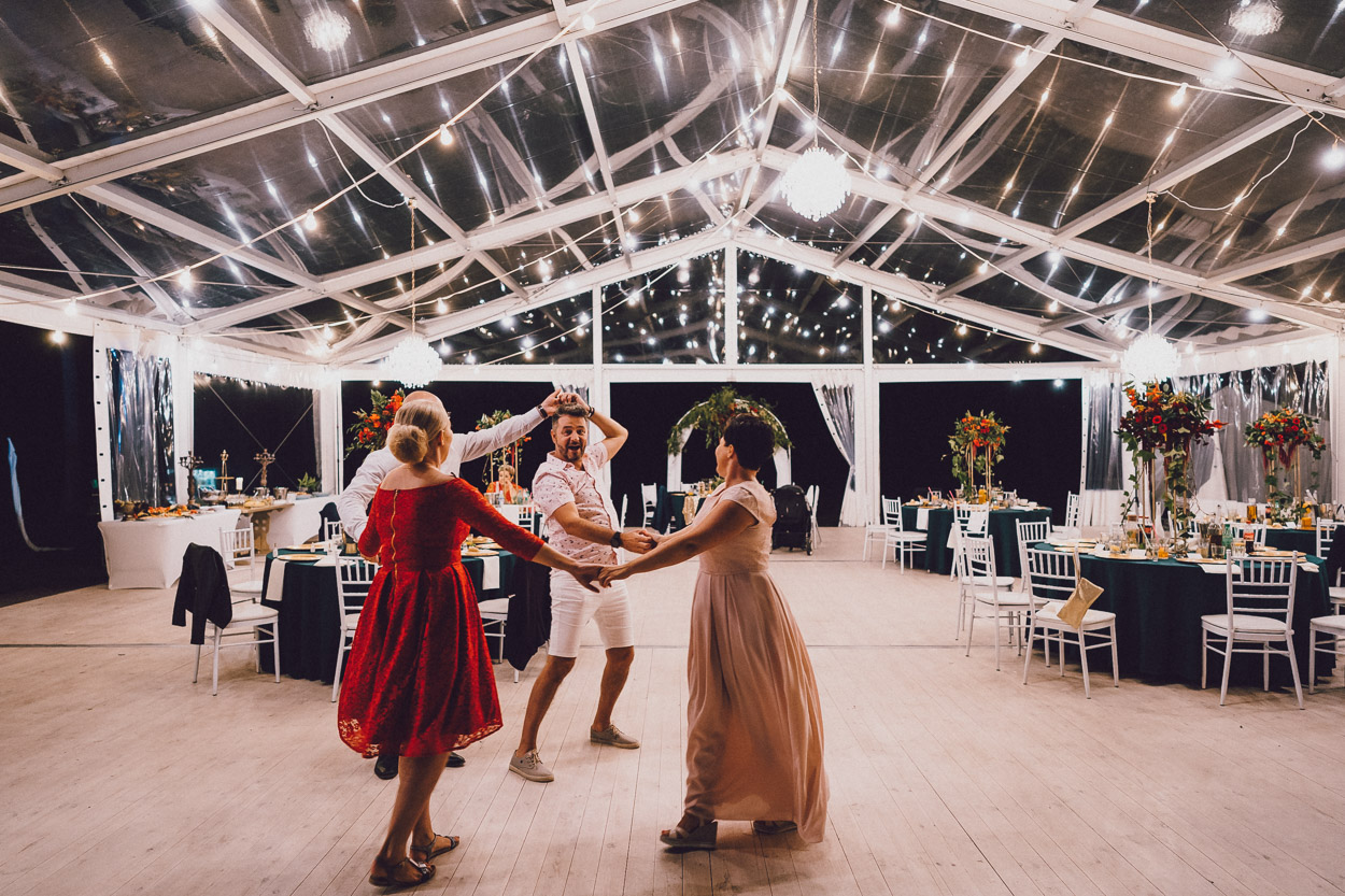 Goście podczas tańca w namiocie weselnym.