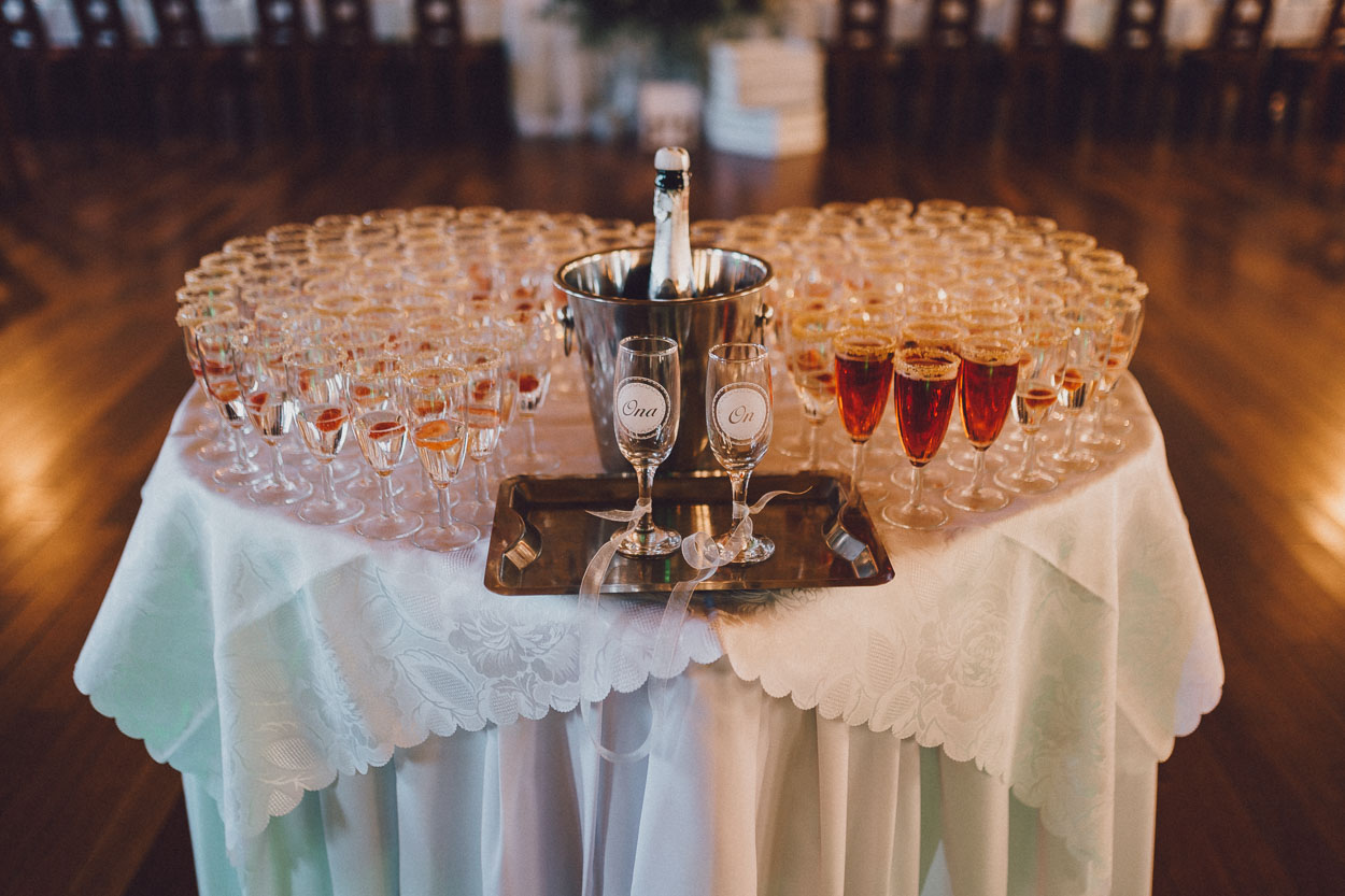 Chata Baranowska-kieliszki napełnione alkoholem oraz szampan na stoliku.