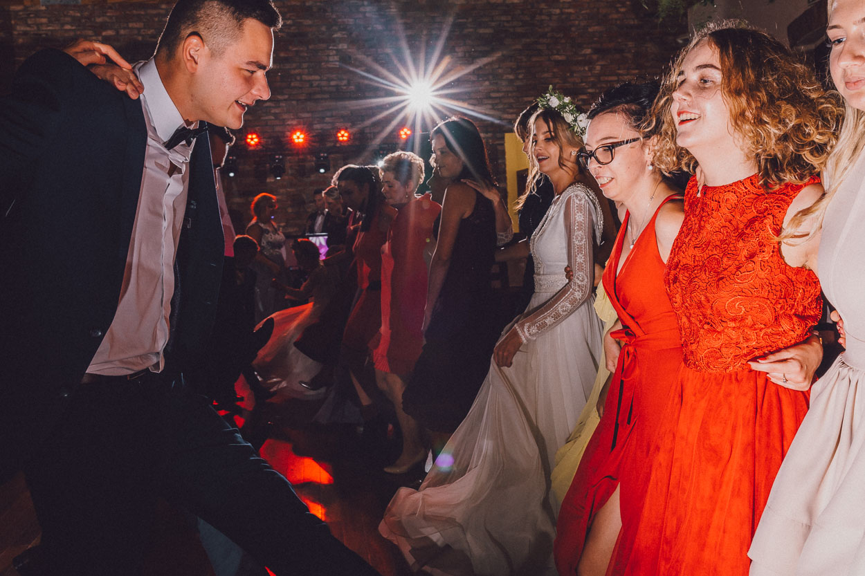 Tańce podczas przyjęcia weselnego w Chacie Baranowskiej.