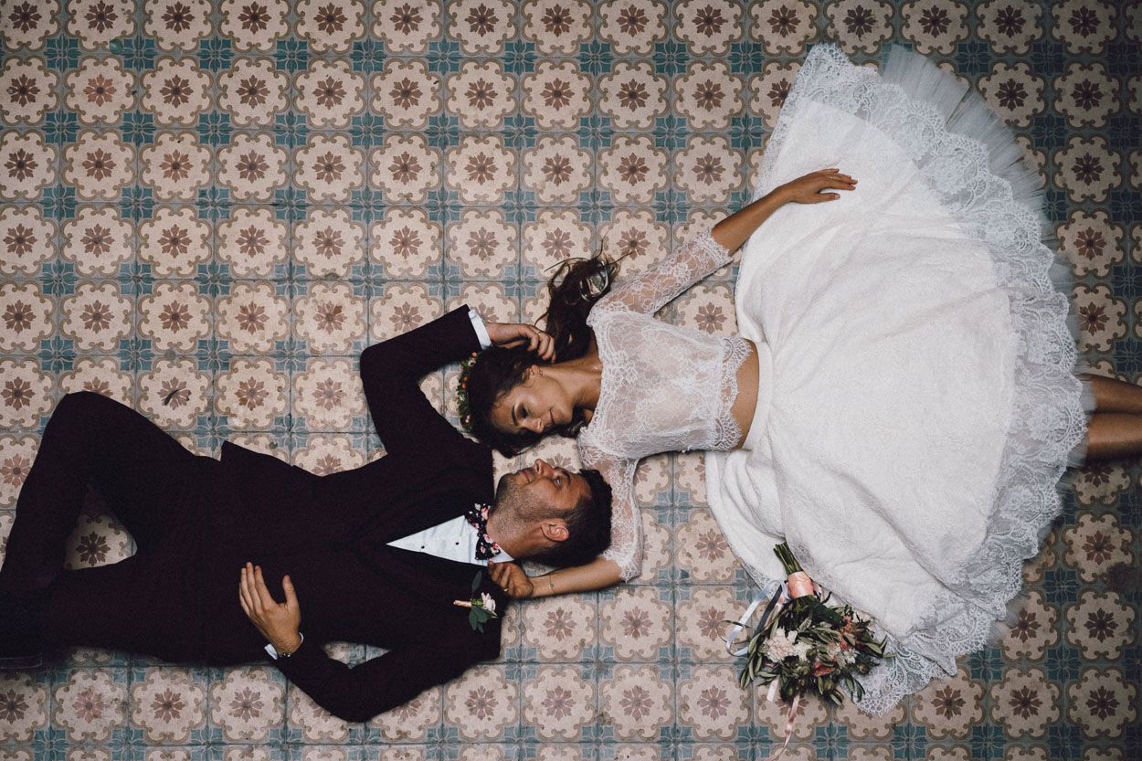Para młoda lezy na dekoracyjnej podłodze Pałac Krowiarki sesja ślubna