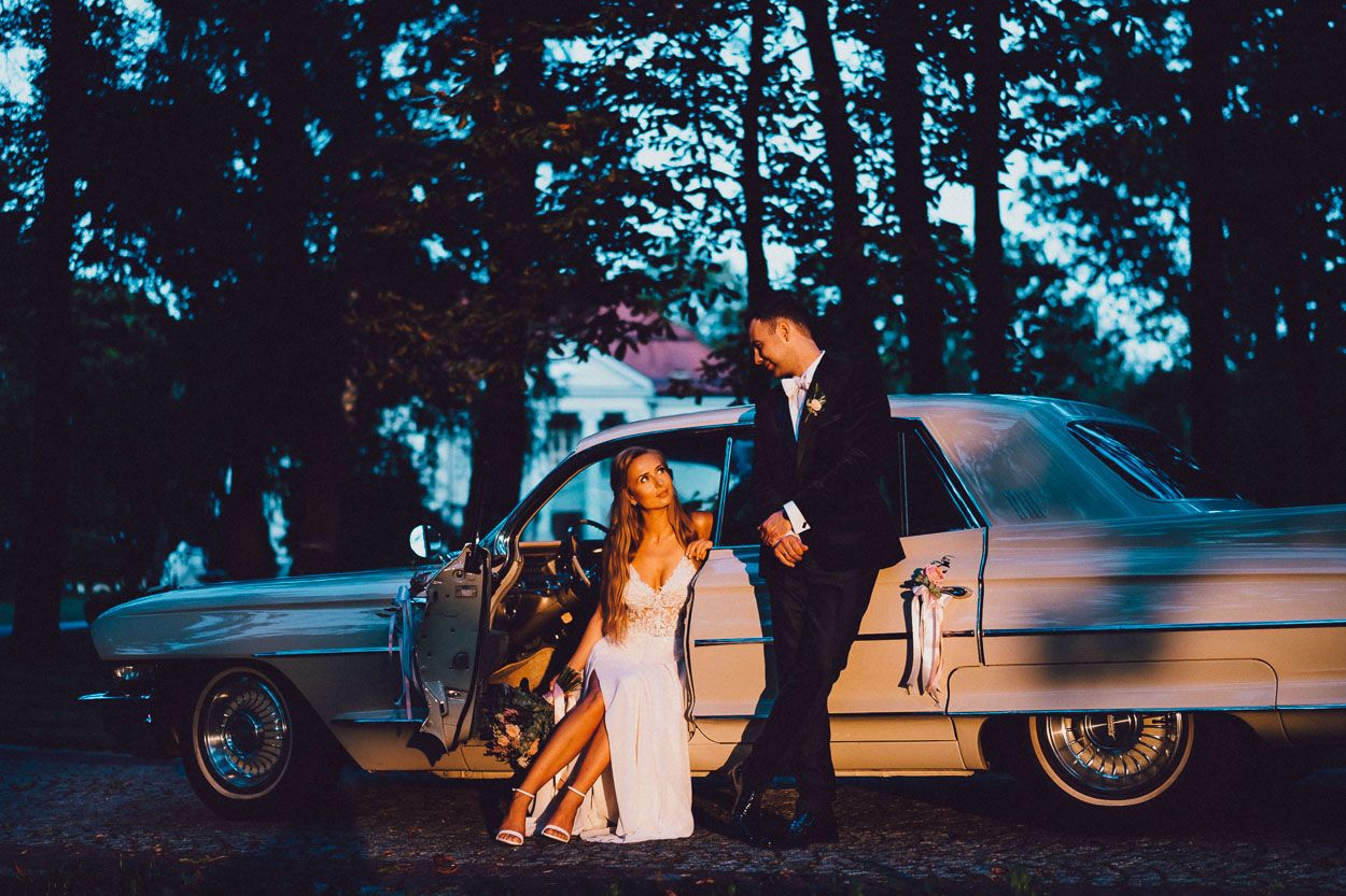 Para młoda na tle samochodu ślubnego Sesja ślubna w plenerze