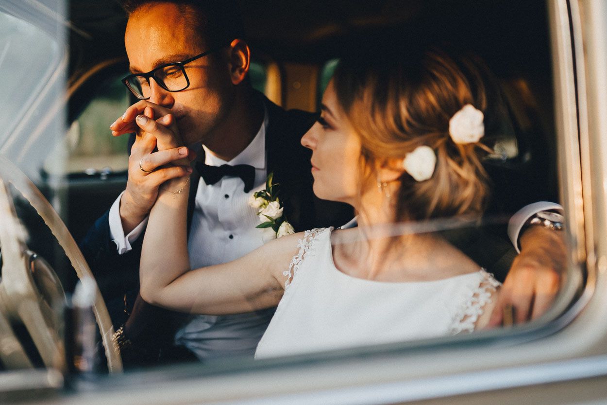 Sesja ślubna w plenerze w dniu ślubu w samochodzie