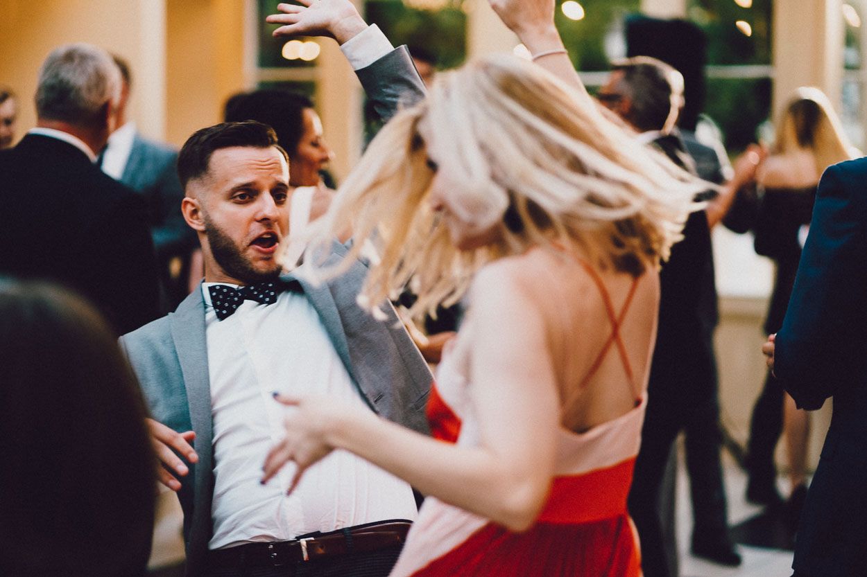 Goście tańczący podczas przyjęcia weselnego w Pałacu Tłokinia