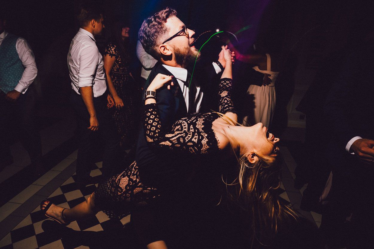 Para tańcząca na przyjęciu weselnym w Pałacu Tłokinia.