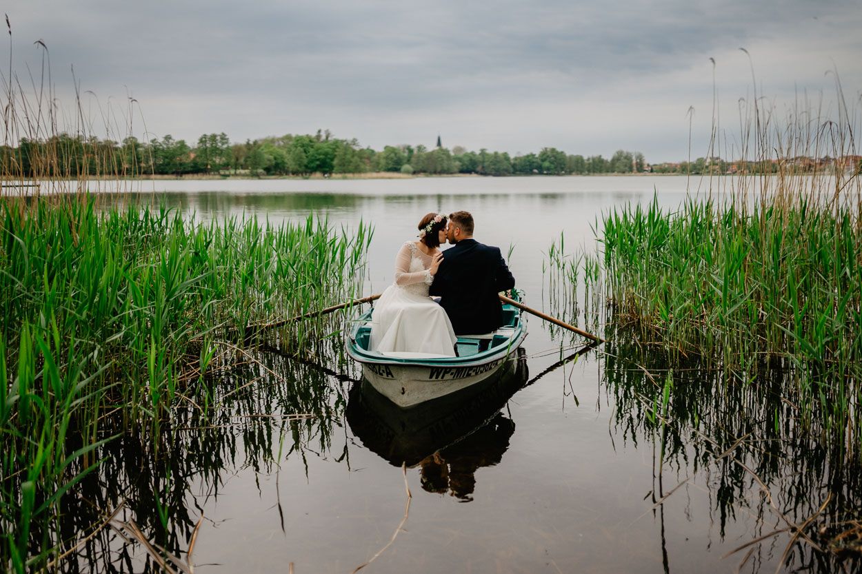 sesja ślubna w plenerze na jeziorze