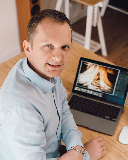 Fotograf ślubny Michał Szczepański przy laptopie