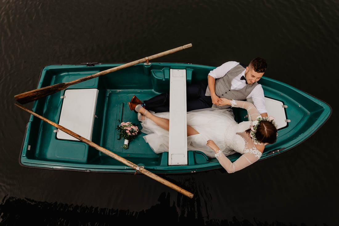 Para Młoda w łódce na jeziorze podczas sesji ślubnej