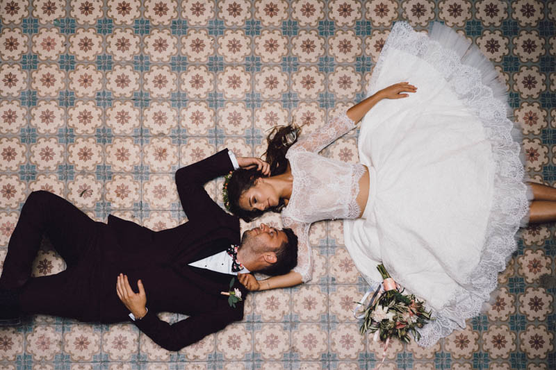 Plener ślubny w Pałacu Krowiarki. Leżąca para Młoda sfotografowana w trakcie sesji ślubnej.