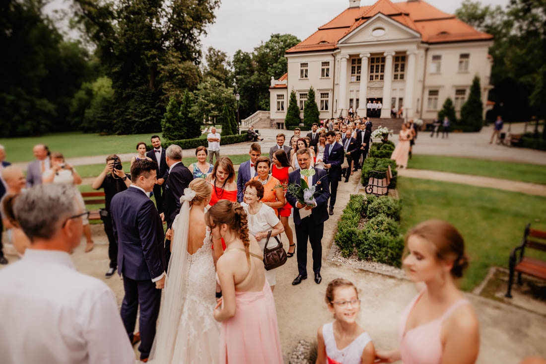 Pałac Tłokinia wesele życzenia ślubne przed pałacem