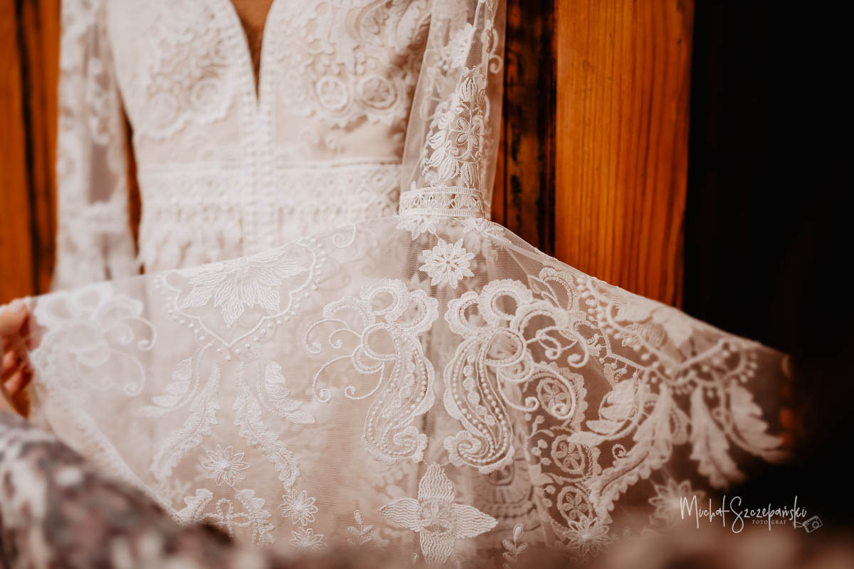 Suknia ślubna boho, fotografia przedstawiająca detal i wyszywanie.