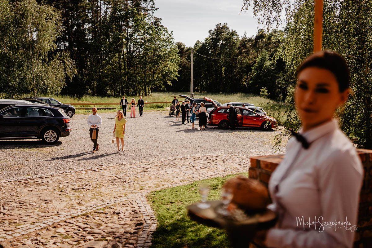 Goście weselni schodzą się do Stodoły w Celince.