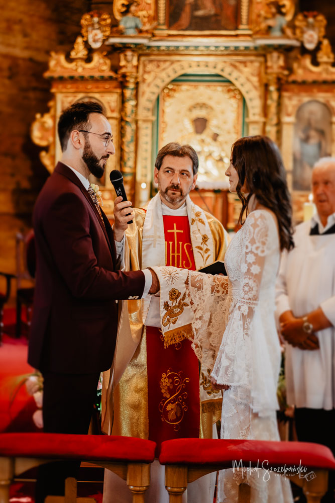 Para Młoda w trakcie przysięgi małżeńskiej w kościele św. Mikołaja w Parzynowie