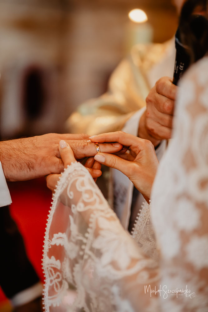 Pani Młoda zakłada obrączkę ślubną w kościele św. Mikołaja w Parzynowie