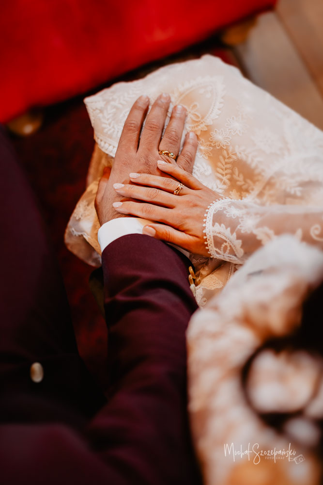 Ręce Pary Młodej z obrączkami ślubnymi