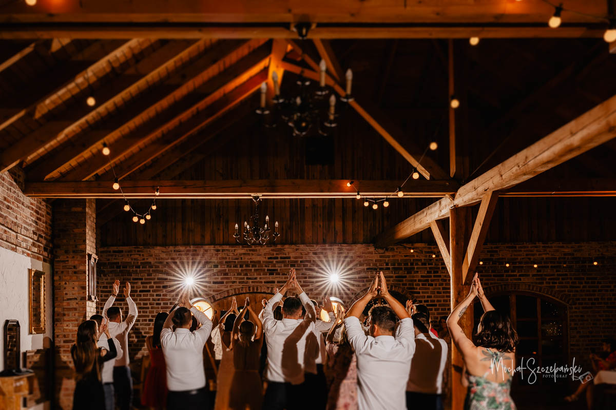 Goście weselni tańczą w Stodole Domu Weselnym Celinka