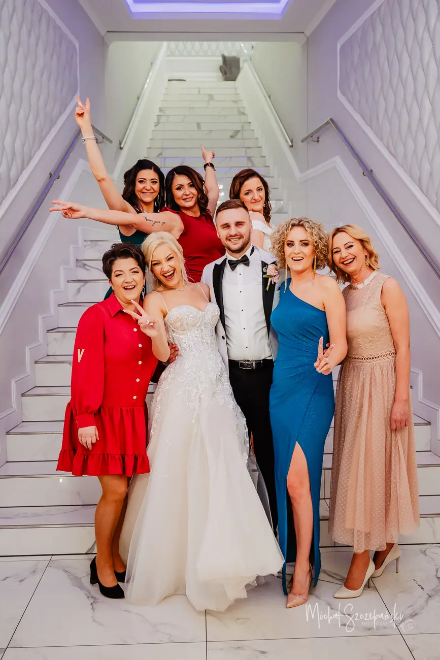 Zdjęcie gości weselnych w holu sal bankietowych Topolova