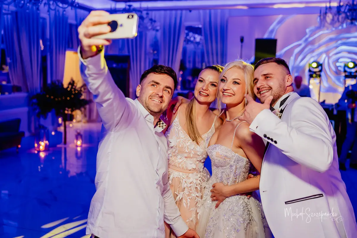 Goście weselni bawiący się na weselu w Topolova