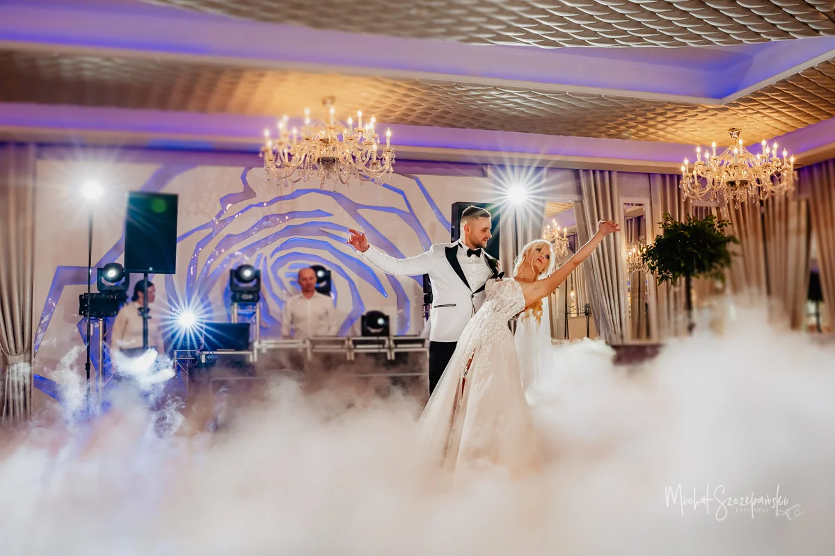 Pierwszy taniec w chmurach na przyjęciu weselnym w Topolova Banqueting Halls sale bankietowe