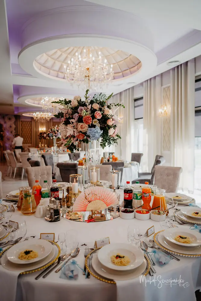 Stół nakryty na wesele w sali w Topolovej
